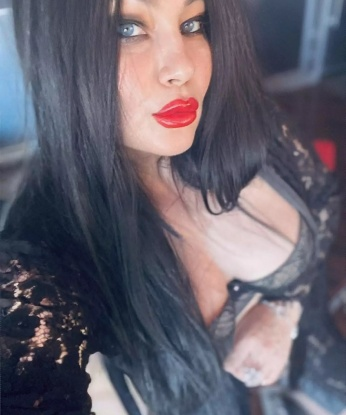 💋 У меня для тебя есть множество возможностей, чтобы погрузиться в мир страсти и удовольствия. 🌟 Мои услуги позволят вам расслабиться и насладиться великолепным времяпровождением. 💃 Страстные эмоции и жгучий экстаз - вот что я гарантирую в своей компании. 💥 Мои отзывы подтверждают мою незабываемую энергию и мастерство. 🌹 Со мной каждая встреча становится ярким и запоминающимся событием. 📸 Фото на моем профиле отражают мою естественную красоту, которая только добавляет очарования и интриги моей личности. 🌟 Позвольте себе погрузиться в океан блаженства, проведя незабываемое время со мной в Москве! 💖 Алена